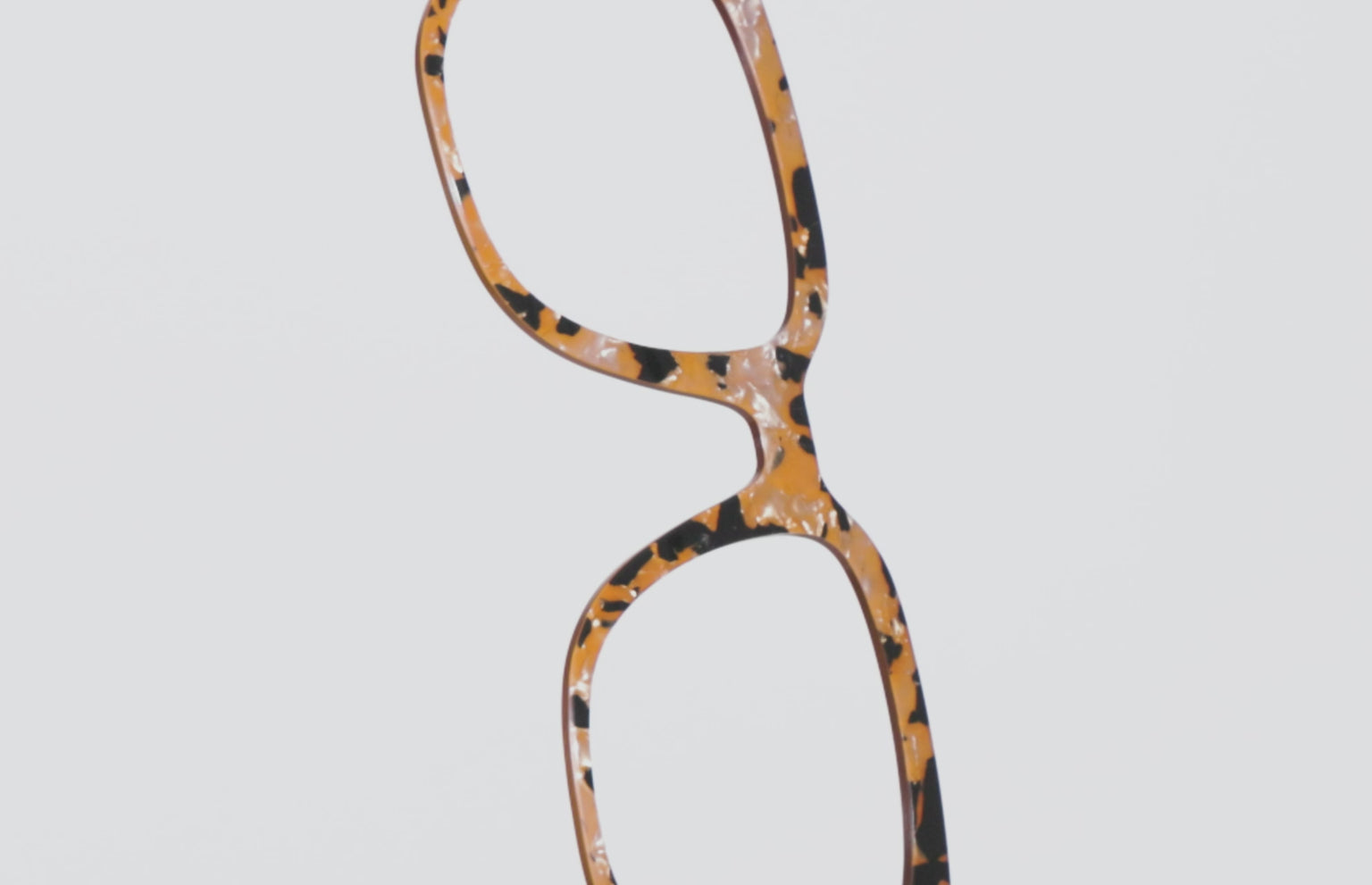 The Caramel Pearl Tortoise - LifeStyle Thumbnail Video1 - Pair Eyewear