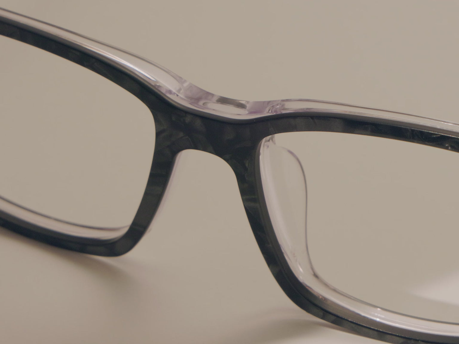 The Tahitian Pearlescent - LifeStyle Thumbnail Video1 - Pair Eyewear